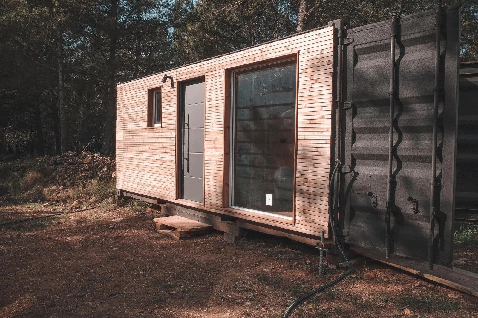 Exterior lateral — revestimiento madera y ventanal