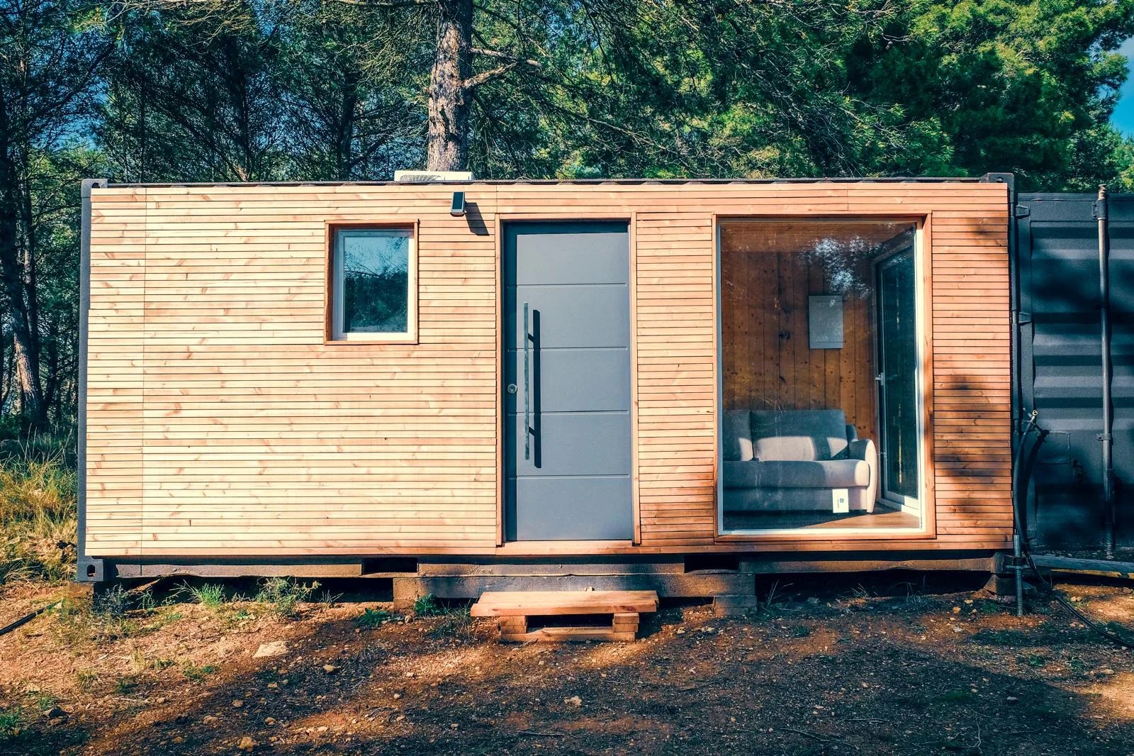 Exterior frontal — puerta de seguridad y ventanal