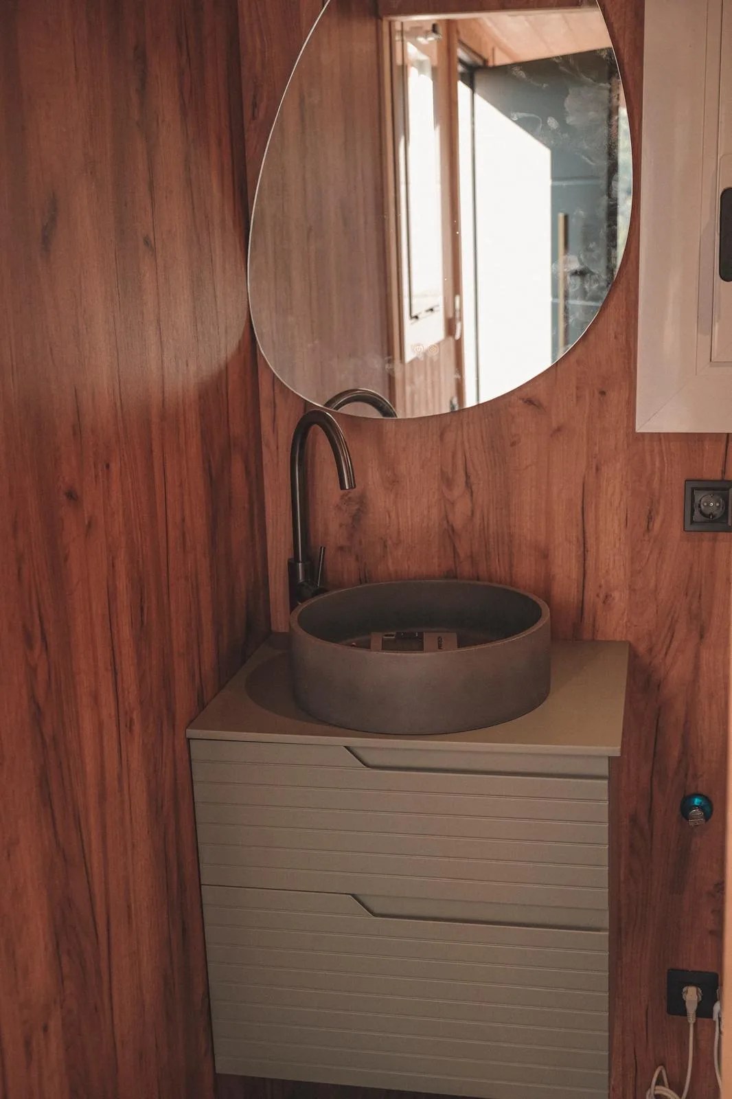 Baño — detalle grifería negra